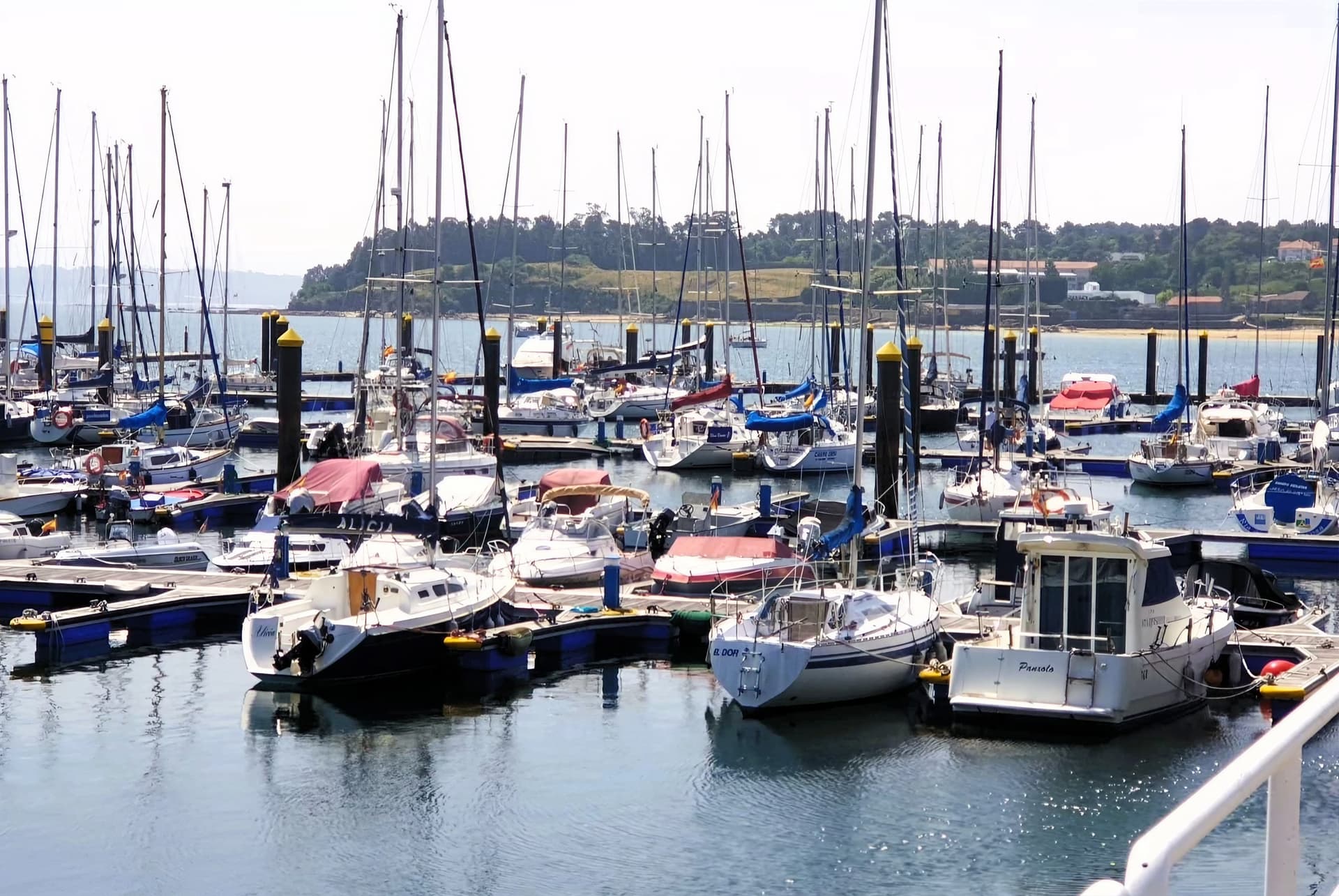 Instalaciones de las marinas de A Pobra y Muros