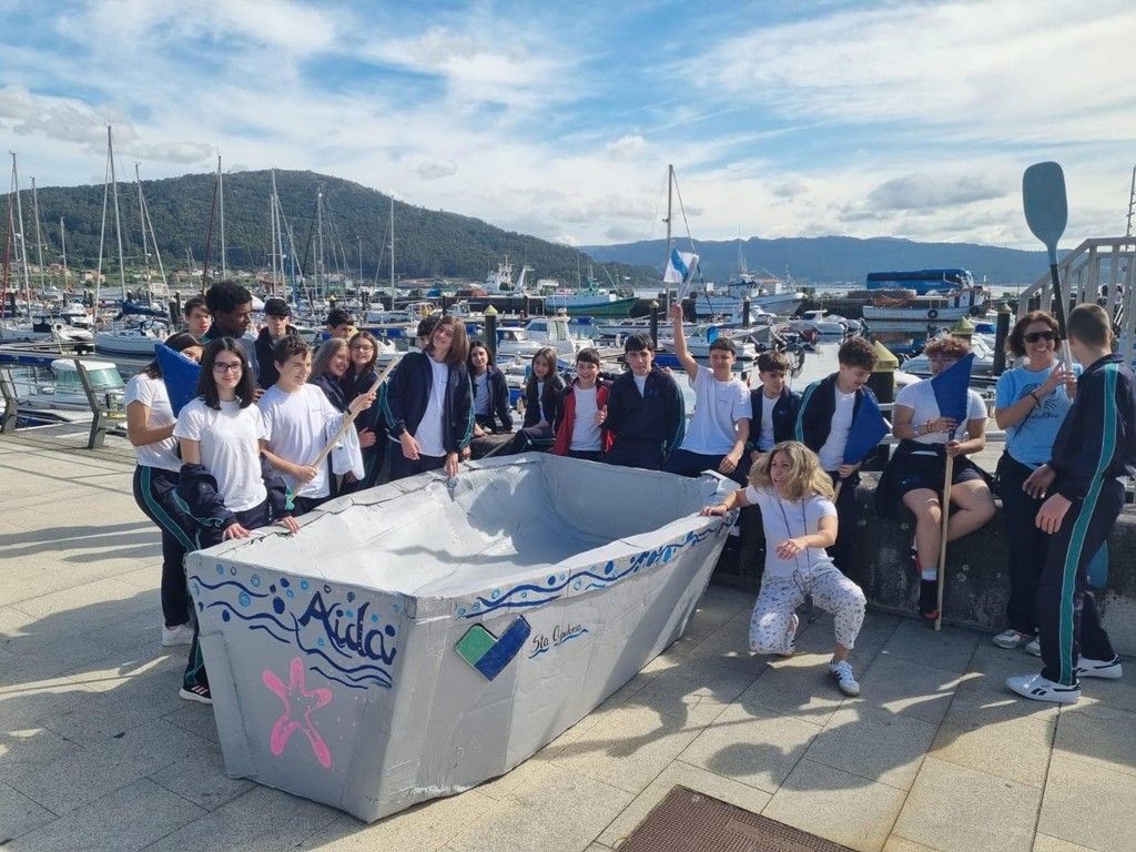 Un barco de cartón en la ría de Muros