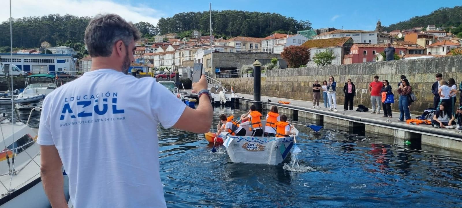 Un barco de cartón en la ría de Muros - Imagen 1