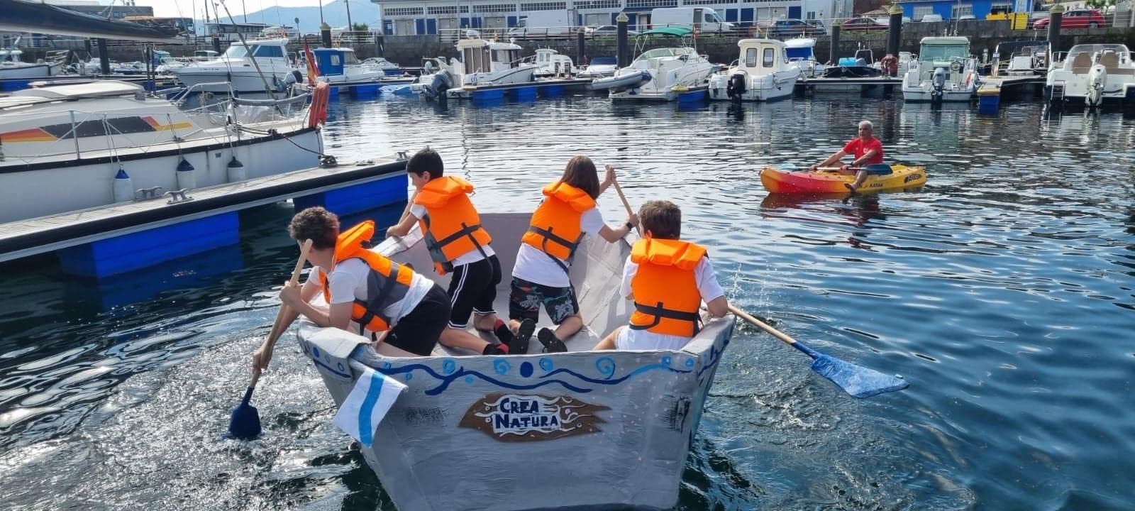 Un barco de cartón en la ría de Muros - Imagen 2