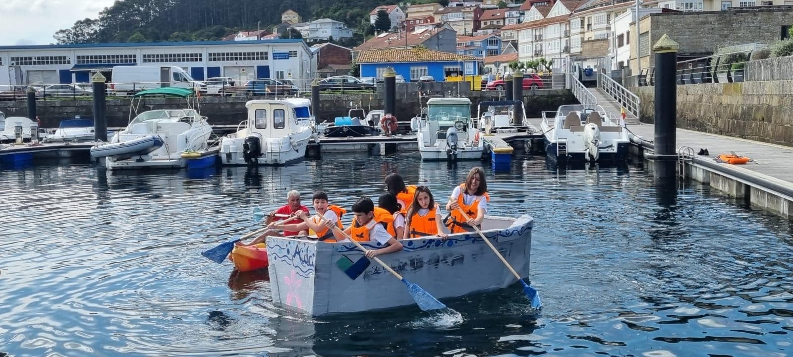 Un barco de cartón en la ría de Muros - Imagen 3